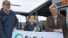 „Zerokuma“ versus „Tepco-Godzilla“: Akiko Yoshida erinnerte am Hauptbahnhof mit „Nullbärchen“ an den Super-Gau in Fukushima, zusammen mit Richard Mergner (rechts) und Edo Günther vom Bund Naturschutz.