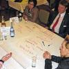Gemeinsam Lösungen erarbeiten: Lebhafte Diskussionen gab es beim anschließenden „World Cafe“.
