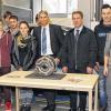 Strahlende Gesichter: bei der Übergabe der Elektrischen Maschine an die Mechatroniker-Abteilung der Heinrich-Thein-Berufsschule Haßfurt. Schulleiterin Heidrun Görtler (Dritte von links) bedankte sich herzlich bei Hans-Jürgen Schneider (Mitte links) und Jens Baumeister (Mitte rechts) von ZF Friedrichshafen.