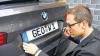 GEO ist Pflicht: Bürgermeister Thorsten Wozniak clippt das GEO-Nummernschild nach der Wiederzulassung des Altkennzeichens auf sein Auto.