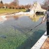 Frühjahrsputz: Bevor der Heilwassersee spätestens zu Ostern wieder für die Badegäste zur Verfügung steht, wartet auf Bademeister Sven Lang noch jede Menge Arbeit.