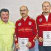 Ausgezeichnet: Bayernfanclub-Vorsitzender Walter Lehr (von links) freut sich mit den Geehrten Bruno Schmieg und Michael Oehling.