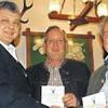 Ehrungen: Gregor Lutz (links) mit Alfred Emes und Robert Schmitt (rechts) Foto: Hubert Breitenbach