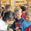Die Kinder warten ungeduldig und voller Freude bis sie ein Autogramm von der Kinderärztin und Autorin Sibylle Mottl-Link bekommen.