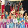 (kri)   „Vorhang auf“ hieß es für fünf Mütter und Väter des Kindergarten. Beide Kasperltheater-Vorstellungen waren restlos ausverkauft und das Publikum hatte viel zu lachen. Nachdem der geliebte Hund des Königs (Tobias Ullmann, Eichelsee) entführt wurde, bekam der Kasper (Martin Korbmann, Rittershausen), der kurzerhand mit dem Polizeiverdienstorden ausgezeichnet wurde, die Aufgabe, das königliche Haustier wieder zu finden. Bald ist klar, dass die Hexe Jolanda (Silke Ullmann, Eichelsee) und der Räuber Messerstich (Gerald Düchs, Rittershausen) den Hund entführt hatten, weil Herrscher des Königreiches werden wollten. Schnell hat Kasper eine Idee für die Rettung des Hundes: Mit einem fulminanten Raketenangriff kann er die beiden Entführer in die Flucht schlagen und so den über alles geliebten Hund an seine Majestät wieder zurückbringen. Das Einstudieren und die Regie übernahm Claudia Roth, die außerdem als Großmutter die Theatergäste mit einem selbst gedichtetem Lied begrüßte und jeden Theaterakt gesanglich einleitete. Der Erlös der Veranstaltung wird für Einrichtung und Spielsachen der neuen Kinderkrippe verwendet, die momentan im Bau ist.