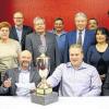 (bert)   Um das wichtige und unersetzliche ehrenamtliche Engagement an der Spitze der rund 100 Würzburger Sportvereine öffentlich zu würdigen und zur Nachahmung anzuregen, zeichnet die Mediengruppe Main-Post gemeinsam mit dem Verband Würzburger Sportvereine (VWS) alljährlich einen „Vorstand des Jahres“ aus. Zum 23. Preisträger wählte die Jury aus Vertretern des Sports, der Stadt Würzburg und Journalisten der Main-Post für das Jahr 2013 die Vorstandschaft des Akademischen Ruderclubs Würzburg (ARCW). Ausgezeichnet werden damit Präsident Andreas Holz und seine Vizepräsidenten Ingrid Laugwitz (Finanzen), Peter Wimmer (Sport) und Ludger Kleyer (Verwaltung). Der Preis wird bei der Jahrestagung des Verbandes Würzburger Sportvereine am 12. Mai im Felix-Fechenbach-Haus in Grombühl vergeben. Dankenswerterweise hat die Sparkasse Mainfranken wie im vergangenen Jahr wieder ein Preisgeld von 1000 Euro zur Verfügung gestellt. Dass die Auszeichnung auch andere Vorstände verdient hätten, wurde bei der Sitzung der Jury deutlich. So kamen in die Spitzengruppe der TV Unterdürrbach, die Turngemeinde Heidingsfeld und die Turngemeinde Würzburg. Im Bild (sitzend von links) Charlotte Schloßareck (VWS), Anton Sahlender (Chefredaktion Main-Post), Markus Schüll (Vorsitzender der Freien Turner Würzburg, Vorstand des Jahres 2012) und Manfred Heuer (Sparkasse Mainfranken); stehend von links: Christoph Hoffmann (Präsident VWS), Albrecht Ponnath (VWS), Anni Placht (Ex-Handball-Nationalspielerin, Gerbrunn), Jens Röder (Stadt Würzburg, Fachbereich Sport), Robert Menschick, Günther Schwärzer (beide Main-Post), Erwin Berger (Ehrenmitglied VWS), Thomas Mewis (Main-Post), Zohreh Salali (Stadt Würzburg, Gleichstellungsbeauftragte), Herbert Kriener (Main-Post), Jürgen Wolfgramm (BLSV Kreisvorsitzender Würzburg-Stadt) und Andreas Jungbauer (Main-Post). Eine ausführliche Berichterstattung über den neuen Preisträger folgt in einer unserer nächsten Ausgaben. Foto: Andrea Czygan