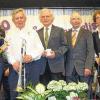 Lohn für viele Jahre Gotteslob: (von links) Obmann Herbert Spiegel, Stephanie Kreile (zehn Jahre), Willi Raab (60 Jahre), Gründervater Karl Foitzik, Gründungsmitglied Günther Spiegel, Chorleiterin Anne Kupfer (40 Jahre) und Landesposaunenwart Ralf Tochtermann bei der Ehrung.