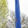 Spitze Feder: Die Skulptur am Hubland wurde zum 100. Geburtstag aufgestellt.