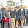 Die AOK bleibt: Bei der Eröffnung der neuen Geschäftsstelle in der Marktstraße freuen sich über den Erhalt des Standortes von links Bürgermeister Thorsten Wozniak, AOK-Direktor Frank Dünisch, Geschäftsstellenleiterin Diana Landers, Pfarrer Jean Pierre Barraud, Mitarbeiterin Heike Wolf, Vermieter Otmar Bedenk, Außendienst-Beraterin Eva Maria Gebhardt, Ralf Netzl, Bereichsleiter Verwaltung, Mitarbeiterin Christiane Wächter, Immobilienmanager Bernd Kohl, alternierender Beiratsvorsitzender Gerd Sachs und Pfarrer Stefan Mai.