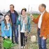 Angegossen: In der Weinlage Ippesheimer Herrschaftsberg pflanzten Weinprinzessin Dagmar Bullmer und Weinbauvereinsvorsitzender Bruno Buchen (rechts) die Säuleneiche, die von der zehnjährigen Christiane Hahn kräftig angegossen wurde.