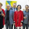 Eröffnungsrunde: Das Wiesentheider Kreativ- und Kunstteam stellt aus. Am Wochenende sind Werke der Hobbykünstler (von links) Ernst Löser, Sandra Hübner, Evi Fuchs, Klaus Schneider, Birgit Sinning, Reinhard Schmid und Ulrike Müller-Huller im ehemaligen „Kräuter-Sepp“ in der Bahnhofstraße zu sehen. Bürgermeister Werner Knaier (hinten) war angetan von den Exponaten.