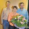 Michael Hadry (links) und Axel Heer überreichten Schatzmeisterin Karin Krist einen Blumenstrauß.