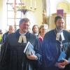 Amtseinführung: Nach dem Festgottesdienst in der Heilig-Kreuz-Kirche in Holzhausen schreiten Dekan Jürgen Blechschmidt (rechts) und der neue Pfarrer Mátyás Beke aus dem Gotteshaus in Holzhausen. Manfred Wagner