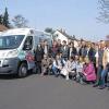 (hh)  Die Bewohner des Lebenshilfe-Wohnheims in der Hoefelstraße sind dank eines neuen Fiat Ducato künftig mobiler. Möglich gemacht hat diese zunächst fünfjährige kostenlose Nutzung die Pro Humanis, die 50 Unternehmen aus der Region für Werbung auf dem Fahrzeug gewonnen hat. Die laufenden Kosten (Versicherung, Steuern, TÜV und Sprit) für den Neunsitzer zahlt die Lebenshilfe. Wird der Bus mal nicht vom Wohnheim benötigt, steht der Kleintransporter anderen Wohnheimen der Lebenshilfe Schweinfurt zur Verfügung. Das Haus in der Hoefelstraße ist eines von über 20 Wohn- und Wohnpflegeheimen für Menschen mit Behinderung, die die Lebenshilfe in Schweinfurt, Hammelburg und Fuchsstadt unterhält. Das Haus bietet Platz für zwölf Bewohner und beherbergt auch eine Seniorentagesgruppe. Bewohner, die das Rentenalter erreicht haben, nehmen hier auf Wunsch Angebote, etwa zum kreativen Werken, zur Freizeitgestaltung und zu hauswirtschaftlichen Tätigkeiten, wahr. Zur Übergabe vor Ort kamen viele der Sponsoren, der Lebenshilfe und Vertreter von Pro Humanis, eines auf Sozialsponsoring spezialisierten Unternehmens aus Bingen am Rhein.