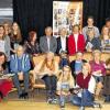 (gz)   Inspiriert von der Aktion „Würzburg liest ein Buch“ plante und gestaltete die 9a des Gymnasiums Veitshöchheim eine über drei Stunden gehende mitreißende Lesenacht zu Leonhard Franks Roman „Die Jünger Jesu“. Eine Lektüre, die Spaß machte, so die Schüler. Die Lesenacht bot ein abwechslungsreiches Programm aus Lesungen, szenischem Spiel zur Biografie Franks, Gedichten zum Thema, Film und Fotomaterial zu seiner Zeit und einfühlsamen Rollenportraits. Es flossen auch Beiträge von Mitschülern der Klassen 10a und 10b ein. Schüler, Lehrer und Gäste, die zum Teil unmittelbare Zeitzeugen waren, in kleineren Gruppen miteinander. Ermöglicht wurde dies durch den Kontakt mit Mitgliedern eines Veitshöchheimer Lesekreises, die sich auch mit den „Jüngern Jesu“ beschäftigt hatten. So standen diese Zeitzeugen in den Kleingruppen zu Themen des Buchs wie Leben und Überleben in der Nachkriegszeit, Aufarbeitung des Antisemitismus, Traumatisierung der Opfer von Verfolgung und Krieg und menschlichen Beziehungen Rede und Antwort. Am Ende der Veranstaltung erhielt die 9a die Nachricht, dass sie mit der Planung der Lesenacht einen zweiten Platz beim Schulwettbewerb gewonnen hat. Im Bild die Veitshöchheimer Gymnasiasten mit ihrer Deutschlehrerin Irmgard Ellinger (vorne 3. von links) und den Zeitzeugen Dieter Jacob, Kunigunde Bittner, Hildegard Lüddeckens, Heidrun Jacob, Roswitha Gabriel, Elmar Gabriel, Regina Velte, Brigitte Hegener und Brigitte Bark.