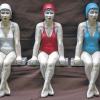 (jk)   Die Galerie beim Roten Turm in Sommerhausen zeigt Plastiken von Gabriele Köbler und Holzschnitte von Dieter Otto Berschinski. Gabriele Köbler modelliert ihre oft lebensgroßen Büsten und Figuren zunächst aus Ton und nimmt dann von dem Modell eine Form ab. In diese Form, die aus Gips oder Silikon besteht, wird spezieller Zement eingebracht. Ist der ausgehärtet, wird die Gipsform zerschlagen und die Plastik entnommen. Bei Silikonformen können mehrere Plastiken aus einer Form gewonnen werden. Die 1963 in Ludwigshafen geborene Künstlerin belässt die Plastiken entweder im Farbton des Zements oder bemalt sie. Bei den Schwimmerinnen im Bild kamen beide Techniken zum Einsatz.  „Das jahrelange Aktstudium und Arbeiten nach Modell waren die wichtigsten Grundlagen meiner Weiterentwicklung“, so Gabriele Köbler, die ihren Eindrücken gerne „mit einem Augenzwinkern“ Ausdruck verleiht. Dieter Otto Berschinskis großformatige Holzschnitte sind farbenfrohe Bilderrätsel, gedruckt mit Ölfarbe. Sie regen zu ständigem Suchen an, das nie endet. Man entdeckt stets Neues. Öffnungszeiten: Mittwoch bis Sonntag 14–18 Uhr. Bis 25. Oktober.