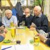 Gemütliche Runde: Gerhard Kaemmer, Martin Schwarz, Helmut Schönbuchner und Waldemar Helm (von links) spielen schon seit 55 Jahren zusammen Schafkopf.