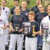 Erfolgreich bei der deutschen Meisterschaft: Die Himmelstadter Kampfsportler Daniel Rosen aus Gambach, Katja Scherbaum aus Schwebenried, Robin Kosche aus Himmelstadt und Henning Freigang aus Lohr (vorne von links) mit ihren Trainern und Betreuern (dahinter). Henning Freigang und Robin Kosche holten sich in ihren Altersklassen den Titel.