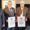 Ehrungen bei den Kaminkehrern: Innungsobermeister Reinhold Noe (von links) freut sich mit Franz Weiglein (Segnitz) und Kilian Kemmer (Ochsenfurt). Ihnen gratulierte Handwerkskammer-Präsident Hugo Neugebauer zum Ehrenbrief der Innung.