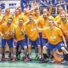 (faf)   Sie haben es zwar spannend gemacht, am Ende aber ließen sich die Regionalliga-Basketballer von Take-Off Würzburg die Butter nicht mehr vom Brot nehmen: Das Team von Trainer Sören Zimmermann setzte sich am letzten Spieltag beim VfL Treuchtlingen 89:76 (23:16, 17:20, 26:15, 23:25) durch und sicherte sich so – dank des besseren direkten Vergleiches – vor dem punktgleichen FC Bayern München II, der gegen Herzogenaurach 97:75 gewann, die Meisterschaft. Damit hat das Farmteam des Bundesligisten s. Oliver Baskets Würzburg, das in der TG Würzburg seinen Kooperationspartner hat, auch das Aufstiegsrecht in die Zweite Bundesliga ProB. Einen entsprechenden Lizenzantrag hat die TG Würzburg fristgerecht gestellt. Nun dürfte es am Erstliga-Team der s. Oliver Baskets liegen – denn wohl nur im Falle des Klassenerhalts in der BBL wird das Farmteam auch den Sprung in die Zweitklassigkeit wagen. Beste Werfer auf Würzburger Seite waren beim Saisonfinale Paul Brotherson (18 Punkte), Constantin Ebert (15), Max Ugrai (15) sowie Felix Hoffmann (12). Unser Bild zeigt das meisterliche Ensemble von Take-Off Würzburg: (hinten von links) Co-Trainer Christoph Horzella, Tobias Weigl, Paul Brotherson, Sebastian Lenke, Max Ugrai, Felix Hoffmann, Stefan Arndt, Lars Buss, Daniel Gintschel sowie (vorne von links) Mo Shanneik. Leon Ohms, Consti Ebert,  Christoph „Brazzo“ Henneberger, Marc Götzinger und Trainer Sören Zimmermann.