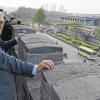 ZHENGDING   Mehrere chinesische Anwälte haben an Außenminister Walter Steinmeier (SPD) appelliert, in seinen für den heutigen Montag geplanten politischen Gesprächen in Peking die Verfolgung von Bürgerrechtlern anzusprechen. Genannt wurden die Fälle des inhaftierten Friedensnobelpreisträgers Liu Xiaobo und dessen unter Hausarrest stehender Frau Liu Xia. Der chinesische Künstler Ai Weiwei äußerte zudem die Hoffnung, dass Steinmeier die Frage seiner Reisefreiheit vorbringen könne, damit er an seiner Ausstellung in Berlin teilnehmen könne. Steinmeier besuchte am Sonntag zunächst die um Peking liegende Provinz Hebei, die stark unter Umweltverschmutzung leidet. Er befindet sich noch bis zum 15. April auf einer Reise in Japan und China.