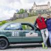 Hochbeinig: Die beiden Abenteurer Christoph Henneberger (links) und Joachim Goll vor ihrem umgerüsteten Mercedes Diesel, mit dem sie Anfang Mai zur Dust & Diesel-Rallye nach Nordafrika aufbrechen.