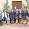 (rn)   18 Jugendliche, wurden am Sonntag von Pfarrer Jürgen Harder in der Pfarrkirche konfirmiert. Es sind dies: Fiona Augsburger, Anika Heilmann, Michelle Kraus, Celina Lengenfelder, Jan Lengenfelder (alle Gleisenau), Lorenz Gattenlöhner, Kevin Klarmann, Julia Wippich (jeweils Ebelsbach), Vivian Kaufmann, Lea Riojas, Dominik Stapf (jeweils Eltmann), David Leibrant, Selina Splett, Pascal Splett (jeweils Lauter), Katharina Ullrich (Sand), Elke Giehl, Sophia Pfuhlmann (beide Weisbrunn) und Katharina Büttcher (Breitbrunn). Links Religionspädagogin Ute Schaller.