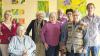 Bei der Vernissage:Das Seniorenwohnheim St. Elisabeth zeigt Kunstwerke von Bewohnerinnen. Im Bild von links: Auszubildende Tatjana Knecht, Renate Friedrich, Melitta Huth, Roswitha Völler, Heimleiterin Heike Kromer, Projektleiterin Dorothea Böttcher, Lioba Schmitt und Auszubildender Frank Blaschke.