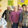 Bei der Vernissage:Das Seniorenwohnheim St. Elisabeth zeigt Kunstwerke von Bewohnerinnen. Im Bild von links: Auszubildende Tatjana Knecht, Renate Friedrich, Melitta Huth, Roswitha Völler, Heimleiterin Heike Kromer, Projektleiterin Dorothea Böttcher, Lioba Schmitt und Auszubildender Frank Blaschke.