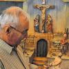 Prüfender Blick: Günter Metz begutachtet die Figuren seiner Fastenkrippe.