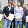 (woh)   Nach dreieinhalb Jahren Ausbildung bei der „Fränkischen“ in Königsberg sind vier Auszubildende zum Industriemechaniker freigesprochen worden. Otto Kirchner, Geschäftsführender Gesellschafter, war laut einer Unternehmensmitteilung „sehr zufrieden“ mit den Prüfungsergebnissen und überreichte die Abschlusszeugnisse sowie einige Sonderprämien für besondere Leistungen an Patrick Grubert (Dankenfeld), David Schmidt (Wohnau), Tobias Vey (Reckertshausen) und Stefan Wolf (Zeil). Auch Ausbildungsverantwortliche, Berufsschullehrer und ein Betriebsratsvertreter gratulierten den frischgebackenen Facharbeitern, die nun in den Berufsalltag starten. Den Beschäftigten stünden in dem Familienunternehmen vielfältige Weiterbildungsmöglichkeiten offen. Auch die Auslandsstandorte des international aufgestellten Unternehmens böten interessante Perspektiven. Einer der Freigesprochenen habe die „Fränkische“ in den USA fest im Blick. Das Königsberger Unternehmen entwickelt, produziert und vermarktet nach eigenen Angaben Rohre, Schächte und Systemkomponenten aus Kunststoff und Metall für Hoch- und Tiefbau sowie für die Industrie. Im Bild (von links) Bernhard Müller (Leiter Ausbildungswerkstatt), Tobias Vey, David Schmidt, Markus Willinger (Betriebsrat), Patrick Grubert, Helmut Welsch (Berufsschullehrer), Stefan Wolf, Katharina-Susanne Bauer (Leiterin Aus- und Weiterbildung) und Firmenchef Otto Kirchner.