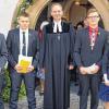 (dd)   „Es ist für euch der Anfang des selbstverantwortlichen Lebens im Glauben“, sprach Dekan Günther Klöss-Schuster in seiner Predigt den Konfirmanden in Zeilitzheim zu. Ein Mädchen und drei Jungen feierten am Palmsonntag in der St.-Sigismund-Kirche ihre Konfirmation. Zwei Geschenke hatte der Dekan, der wegen der vakanten Pfarrstelle den Konfirmationsgottesdienst hielt, für die Jugendlichen parat. Zunächst eines mit „besonderem Symbolcharakter“, wie er selbst sagte. Es war ein Kompass, der helfen solle, gute Wege zu finden und auf diesen auch zu bleiben, so Klöss-Schuster. Ebenso hängte er nach der Konfirmationshandlung den Konfirmanden ein Kreuz um, „als Symbol des Heils der Welt, der Versöhnung mit Gott und des ewigen Lebens“. Michaela Strey überbrachte im Namen des Kirchenvorstandes gute Wünsche. Musikalisch untermalten den Gottesdienst die Punkt-11-Band sowie Gerhard Krauß an der Orgel. Vor und nach dem Gottesdienst spielte der Posaunenchor unter Peter Dietrich. Von links: Maximilian Kohr (Herlheim), Kai Bonfigt (Unterspiesheim), Günther Klöss-Schuster, Dekan des Dekanats Castell, Jonas Cronau (Brünnstadt) und Melina Kohr (Herlheim).