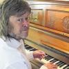 (gmg)   Am Freitag, 2. Mai, findet um 20 Uhr im Alten Rathaus in Gerolzhofen ein heiterer Lieder- und Chansonabend mit Rolf Böhm statt. Er erzählt in Geschichten, Gedichten und Liedern Romantisches und Merkwürdiges, Tragisches und Komisches, gespickt mit frechen Anmerkungen und verfeinert mit Klavierbegleitung und einem guten Schuss schwarzen Humor. Rolf Böhm hat jahrelang beim Fränkischen Theatersommer mitgewirkt und ist bekannt für seine hintergründige und humorvolle Unterhaltung. Zurzeit leitet er den Kinder- und Jugendtheaterclub in Gerolzhofen. Karten für den Abend sind erhältlich bei der Volkshochschule Gerolzhofen,  (0 93 82) 9 96 03, oder an der Abendkasse.