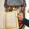 Lehrt und spricht Aramäisch: Diakon Simon Ok liest die Heilige Schrift von rechts nach links.