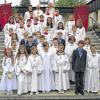 (pm)   Am Sonntag feierten 18 Kinder aus der katholischen Kirchengemeinde St. Bonifatius in Tauberbischofsheim gemeinsam das Fest der ersten heiligen Kommunion in der Bonifatiuskirche. Gemeindereferent Wolfgang Eitzenberger hat die Kinder gemeinsam mit sieben Katecheten über ein halbes Jahr lang auf dieses Fest vorbereitet. Der Gottesdienst und die Vorbereitungszeit standen dieses Jahr unter dem Motto: „Du bist das Licht der Welt.“  Pater Kasimir Fieden rief dazu auf, dass die Kommunionkinder das Licht der Welt in die Familien nach Hause bringen und gemeinsam mit ihren Eltern Kirche auch zu Hause leben sollen.