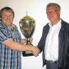 (mrl)  28 Schafkopffreunde wurden von Bürgermeister Karlheinz Albert und dem Sportvereinsvorsitzenden Heribert Rauch zur zehnten Auflage der Neuendorfer Schafkopf-Dorfmeisterschaft begrüßt. Wie so oft in den vergangenen Jahren setzten sich wieder die Kartenspieler aus dem Ortsteil Nantenbach durch, sie belegten diesmal sogar die ersten drei Plätze. Nach spannenden Spielen gewann Heinz Frommelt mit 300 Punkten überlegen vor Karl Nickel mit 220 Punkten. Den dritten Platz erreichte Matthias Vogel mit 145 Punkten. Im Bild: Albert und Frommelt bei der Pokalübergabe.