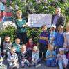 (mia)   Der erste Retzbacher Frühlingsmarkt für Hobbykunst & Handwerk (wir berichteten) war ein voller Erfolg, heißt es in einer Pressemitteilung. Der Markt war sehr gut besucht, und die über 20 Standbetreiber waren mit Ihren Einnahmen rundum zufrieden. Der Erlös aus Kaffee, Kuchen, Essen und Getränken kam dem Kindergarten Retzbach eins zu eins zugute. Der Retzbacher Kindergarten bedankte sich bei den Kuchenspendern und den fleißigen Helfern im Hintergrund für das gute Ergebnis und den Erlös von 964,38 Euro, den Thomas Schießer stellvertretend für alle Standbetreiber übergab.