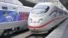 Abfahrt: Ein ICE neben einem französischen TGV in Paris. Siemens will nun offiziell für Alstom bieten.