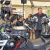 Walpurgi-Motorradgottesdienst: Bei dem kleinen Anspiel „Motorradausfahrt“ hatte Dekan Karl-Uwe Rasp für seine Mitfahrer Bier dabei, natürlich alkoholfrei.