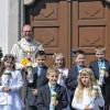 (ki)   Insgesamt sieben Erstkommunionkinder (drei Mädchen und vier Buben) aus der Pfarreiengemeinschaft „Heilig Geist Rauhenebrach“ gingen am vergangenen Sonntag in der Kirche im Ortsteil Fabrikschleichach zum ersten Mal zum Tisch des Herrn, um den Leib Christi zu empfangen. Der Festgottesdienst wurde von Pfarrer Kurt Wolf in der Pfarrkirche St. Kilian zelebriert. Nach dem Gottesdienst stellten sich die Erstkommunionkinder noch zu einem gemeinsamen Foto zusammen mit Pfarrer Kurt Wolf vor der Kirche auf. Zur Heiligen Erstkommunion gingen: (von links) hinten Pia Blaurock, Jan Neidnig; Angelina Weisensel, Lukas Schmauser, Jonas Wolf, vorne Pascal Gleichmann, Angie Lindner.