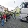 (pem)   Die Gefahren des Straßenverkehrs einschätzen lernen –  im Rahmen dieser Thematik war die Fahrschule Gessner bei den beiden vierten Klassen der Edmund-Grom-Volksschule mit einem Lkw vor Ort. Dass sich die Schüler in vier toten Winkeln befinden können, zeigte Alexander Gessner mit einem Fahrschüler. Die Schüler stellten sich vor den Lkw, hinter den Lkw und in die beiden seitlichen toten Winkel. An diesen Stellen konnten weder die Schüler den Fahrer, noch konnte der Fahrer sie sehen. Erschreckend war für die Schüler die Demonstration, bei der gezeigt wurde, was passiert, wenn ein Lkw plötzlich den Rückwärtsgang einlegt und man sich dahinter befindet. Die einzige Überlebenschance besteht darin, sein Fahrrad fallen zu lassen und nach rechts zu laufen. Diese Unterrichtseinheit könnte sogar einmal lebensrettend werden.