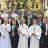 (rt)   18 Kinder haben in der Katholischen Pfarrkirche St. Bartholomäus in Volkach am Weißen Sonntag zum ersten Mal die Kommunion empfangen. Unter dem Motto „Der gute Hirte, ich bin da, wo Du bist“, feierten die Kommunionkinder mit ihren Familien den Festgottesdienst, den Pfarrer Johannes Hofmann und Gemeindereferentin Julia Butz gestalteten. Die Kommunionkinder 2014 sind (hintere Reihe von links): Julia Leibold, Finja Landgraf, Florentina Krönert, Peter Hiebsch, Steven Wicke und Lukas Hiebsch sowie (mittlere Reihe von links): Justin Funke, Julian Winkler, Jannis Reinhard, Jonas Fröhlich, Johannes Leckel und Alexander Voit und (vordere Reihe von links): Jana Möslein, Regina Pohli, Felix Heubl, Benedikt Klüpfel, Ludwig Krapf und Thomas Nußbaumer.