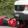 Bei einem Motorradunfall ist am Dienstagmittag ein Motorradfahrer in der Nähe von Weibersbrunn (Lkr. Aschaffenburg) in einer Kurve gestürzt. Dabei rutschte das Motorrad auf die andere Straßenseite unter einen geparkten Lastwagen. Der Motorradfahrer war sofort tot.