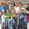 (hig)   Für die Lesefreunde der Bibliothek Markt Höchberg hat sich das Warten gelohnt. Während am Welttag des Buches, der bereits am 23. April gefeiert wurde, noch die Handwerker zugange waren, konnten die 14 Auserwählten eine Woche später nicht nur ihre Buchgeschenke von Bürgermeister Peter Stichler in Empfang nehmen, sondern auch die neu gestaltete Bibliothek bestaunen und auf sich wirken lassen. Die Idee ist so einfach wie genial, mit einem Buchgeschenk jemanden zum Lesen bringen. Ziel war es, über ein persönliches Buchgeschenk und das Teilen von Lesefreude auch diejenigen für das Lesen zu begeistern, die bisher wenig oder gar nicht zum Buch gegriffen haben. Über 3100 Bibliotheken und Buchhandlungen haben sich deutschlandweit als Abholort für die Buchpakete zur Verfügung gestellt. 55 000 Menschen wollten zum Buchschenker werden, 20 000 von Ihnen (per Los ermittelt) erhielten die Möglichkeit, 10 Exemplare eines gewünschten Buches an viele potenzielle Buchfans zu verschenken. Aus den elf Titeln haben sich die Höchberger sieben unterschiedliche Bücher ausgesucht. Spitzenreiter war „Schiffbruch mit Tiger“ des kanadischen Schriftstellers Yann Martel. Aus geteilter Freude kann so doppelte Freude werden, sind auch Bürgermeister Peter Stichler und Martha Maucher, Leiterin der Bibliothek, vom Erfolg der Aktion überzeugt. Gemeinsam haben sie die Buchpakete an die Höchberger Lesefreunde weitergegeben und damit unterstrichen, dass die Freude und an der Lesekultur nicht nur durch die neuen strahlenden Räumlichkeiten, sondern auch durch strahlende Gesichter zum Ausdruck kommen soll.