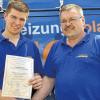(hf)   Innungsbester im Bereich Anlagenmechaniker für Sanitär-, Heizung und Klimatechnik ist der 22-jährige Felix Homer aus Eyershausen. Bei der Freisprechungsfeier in Schweinfurt wurde er von Obermeister Heinz Schuchbauer und dessen Stellvertreter Udo Merz mit einer Urkunde und einem Präsent ausgezeichnet. Felix Homer hat zunächst den Beruf eines Schreiners bei der Möbelbaufirma Ress in Bad Königshofen erlernt. Dann stieg er in den elterlichen Betrieb seines Vaters ein. Gelernt hat er bei der Firma Bechert, Haustechnik, in Schweinfurt und ist nach seiner Gesellenprüfung seit dem 1 März diesen Jahres im elterlichen Betrieb.