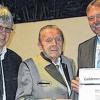 Hohe Auszeichnung: Den Goldenen Meisterbrief erhielt Hans Schüßler. Vor 50 Jahren  gründete er sein Unternehmen, das nun unter dem Namen Haustechnik Schüssler firmiert: (von links) Sohn und Nachfolger Norbert Schüßler, Hans Schüßler und Heinz Schuchbauer (Obermeister der SHK Schweinfurt Main Rhön). Diana Leitsch