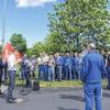 Nur nicht spalten lassen: Gewerkschaftssekretär Thomas Höhn sieht gute Chancen für erfolgreiche Verhandlungen. Die Belegschaft forderte er auf, gemeinsam und in der Öffentlichkeit für die Arbeitsplätze zu kämpfen. Wer sich klein mache, den Kopf einziehe und sich hinter Maschinen verstecke, der habe schon verloren.