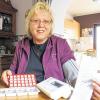 Pillen und Blutdruckmessgerät: Renate Lamprecht hat ihre täglichen Begleiter um sich geschart.
