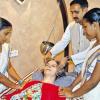 Asiatische Heilkunst: Ayurveda-Arzt Jobin Joy Madukkakuzhy mit seinen indischen Helferinnen bei der Behandlung einer Patientin.  Foto: Dobschütz