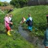 (mia)   „Auf dem Bächlein woll'n wir fahren, wo die Schifflein alle steh'n . . .“ Mit diesem Lied begleiteten die Kinder der Walderlebnisgruppe des Bund Naturschutz in Himmelstadt ihr Treffen und ihre Arbeit am Bach. Mit Lehm, Wiesenblumen, Stöckchen und Steinen wurden Rindenschiffchen verschönert, das die Kinder dann im Bach schwimmen lassen konnten. Der Lehm wurde von den Kindern geknetet und auf der Rinde befestigt. Die Wiesenvielfalt bot einige Pflanzen, die den Kindern gut gefielen und verwendet wurden. So wurde jedes Schiffchen ganz individuell gestaltet. Das Spielen am Wasser machte den Kindern besonders Freude. Die JBN-Walderlebnisgruppe trifft sich wieder am Mittwoch, 4. Juni, um 14.30 Uhr. Da schließen die Kinder Bekanntschaft  mit dem Photosynthese-Wichtel. Infos bei Gudrun Karle,  0 93 64/81 30 846.